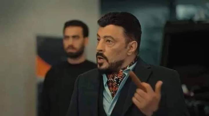 أنا عارف حقيقتك ونفاقك وكدبك عليا بس بسايرك عشان ما تحسش بالنقص اللي جواك 😬