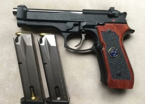 cindylennox3's tweet image. I want Resident Evil Samurai Edge 92F Beretta in the future I want toy version &amp;amp; real life 1 u can make this gun reality I seen YouTube videos were die hard fans build their own or pay  professional to make 1 for them.

#ResidentEvil #SamuraiEdge #92fBeretta #Beretta #gay #bi #RE