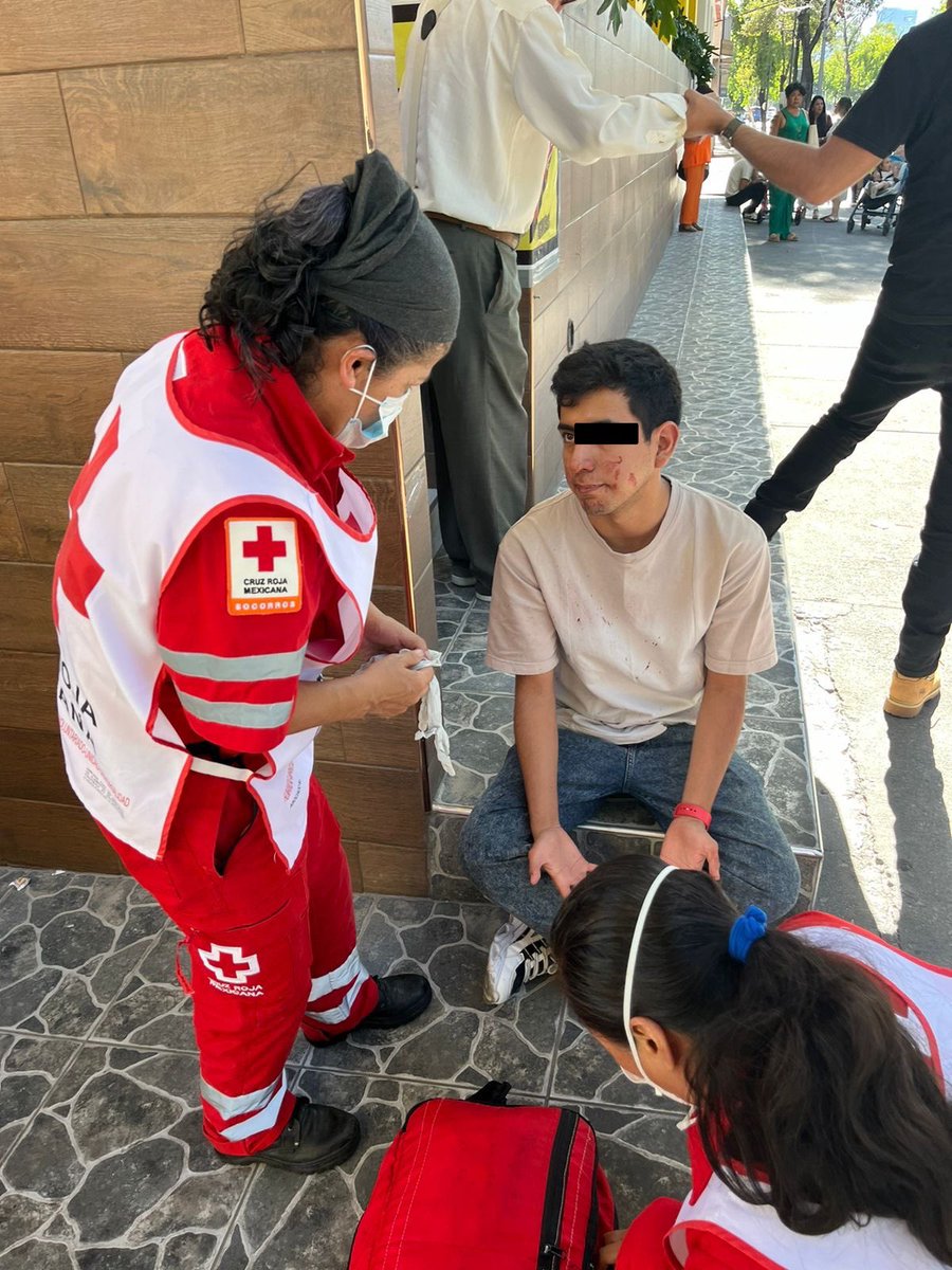 amarilloalarcon's tweet photo. ‼️En espera de apoyo para remitir a los agresores al #MP de la @FiscaliaCDMX 

El periodista VÍCTOR SANDOVAL y su hijo recibieron una GOLPIZA de los Valet Parking del Camarón Guasaveño @CamaronGuasave de Fray Servando 

La patrulla de @SSC_CDMX comenta que no puede remitilos https://t.co/Emw69HIIyk