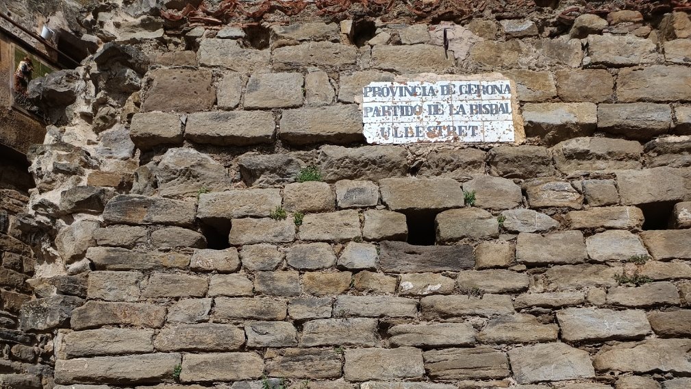 S_FontsecaRiera's tweet photo. La història del poble #Ullastret és el resultat d'un paisatge geogràfic definit pel curs baix del riu Ter i el riu Daró que va consolidar un estany de 200ha. Si va establir una població que exercia centre del territori que va des de #LaTordera al sud i fins a les #Alberes al nord https://t.co/r61LNU3TZr