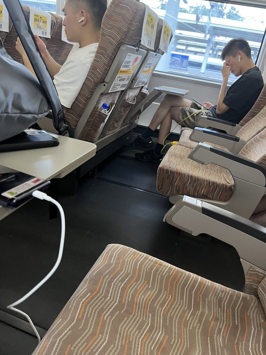 火车坐着坐着上来一群🧊哥哥小鲜肉..🤤🤤🤤偷拍一下