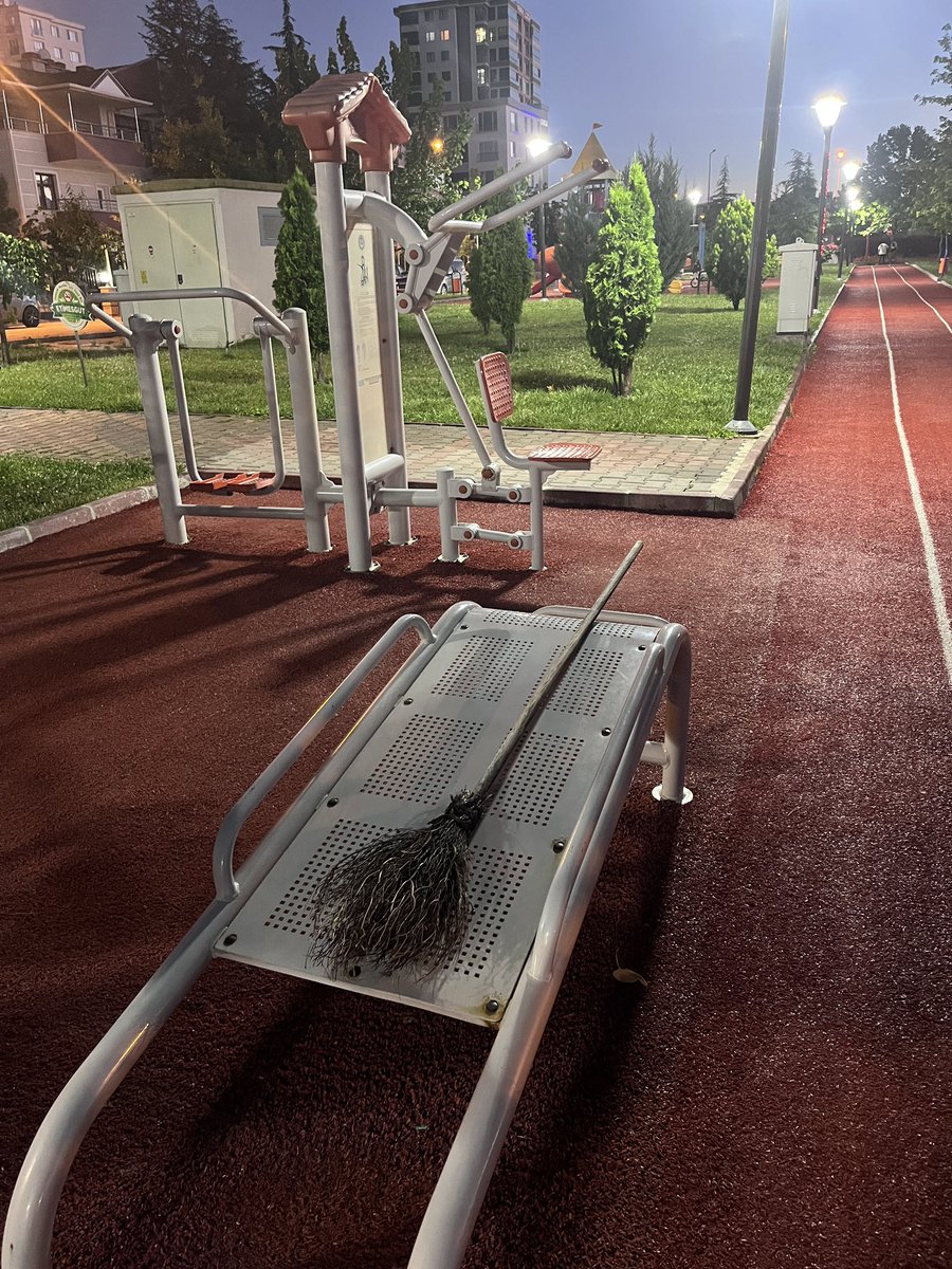 alifatikarbon's tweet photo. Ankara Bağlıca civarı bir büyücü süpürgesini ortaya parketmiş. Olacak şey değil. Spor yapamıyoruz başkanım parkta. @ErdalBesikci06 https://t.co/DsaBqLPYQR