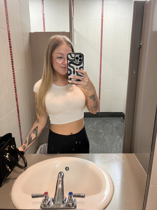 50 RTs and I&rsquo;ll lift up my top in the St.Louis bathroom 🙊 https://t.co/s4s1aNGT1E