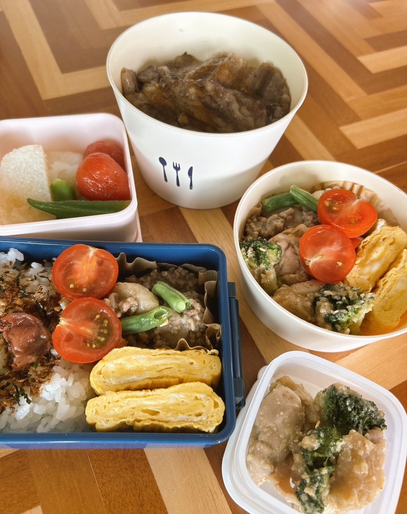 おはエプロン✨👩🏻‍🍳✨
大阪市福島区は☀

新たに挑戦した、鶏ももの胡麻味噌炒めが美味しくできてご機嫌やわ🎵🐔お料理のレパートリーを増やし中です…👩‍🍳
（夫のご飯の上に、適当に肉乗せたら山賊の飯みたいになった）

月曜日！今週もゆるりと参りましょう🔥💪🔥

#企業公式が毎朝地元の天気を言い合う