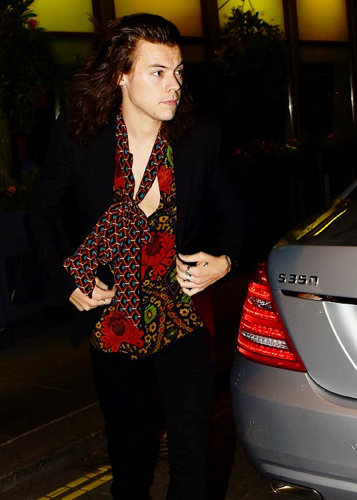 KStomska's tweet image. This iconic look was captured in London 15th June 2016
My favourite ERA of Harry
#LHH #HarryStyles #iconicstyle