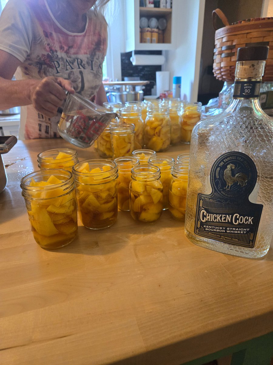 MarkAFillmore's tweet photo. @ChickenCockWsky Bourbon Peaches!!! https://t.co/eCTKxEa7s5