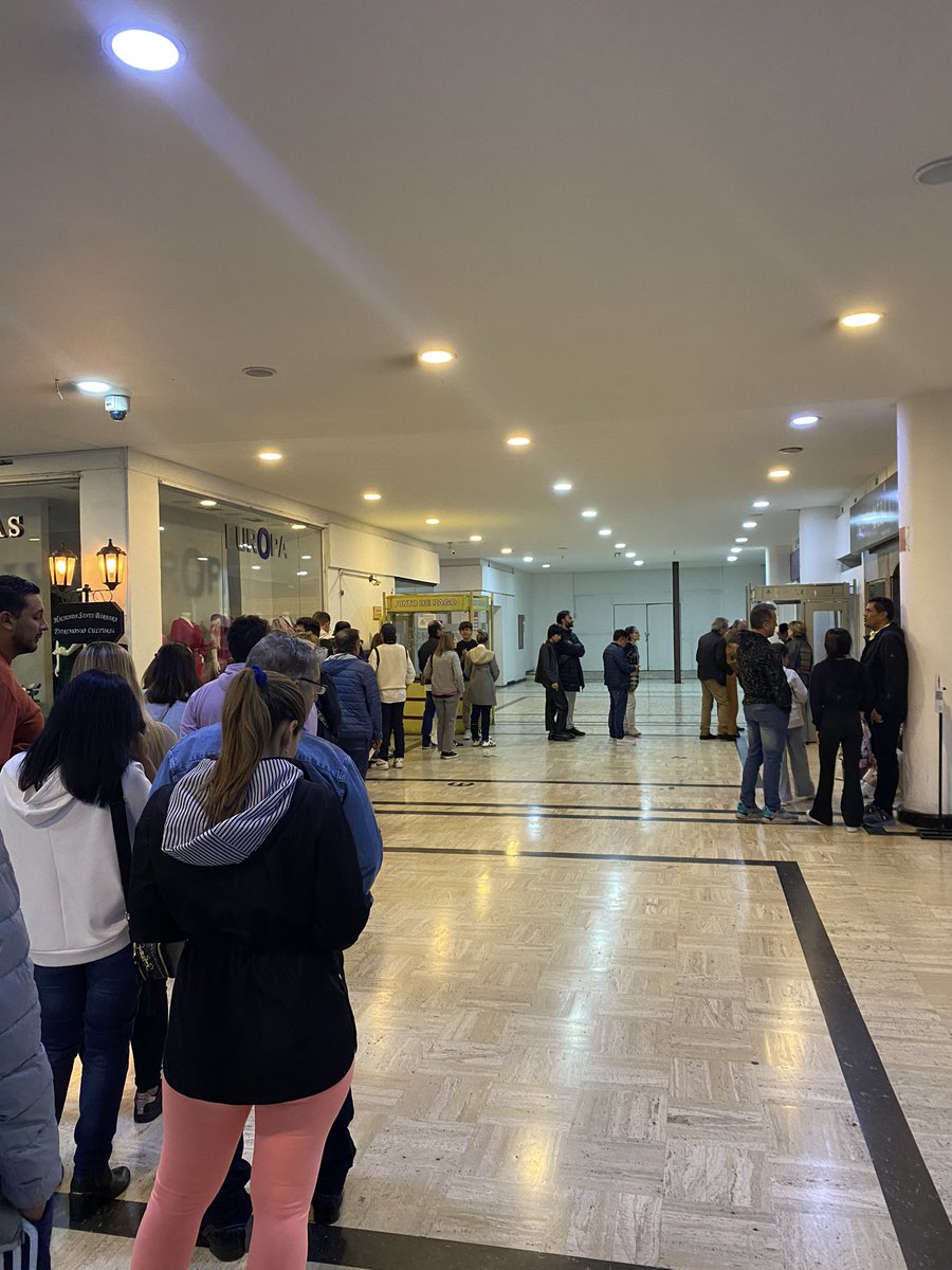 amayorgar's tweet photo. @amparitoccc increíble que sólo hay un cajero para pagar el parqueadero en @CCHacienda… qué triste cómo se acabó el centro comercial… https://t.co/3BOGzRQ2Kf