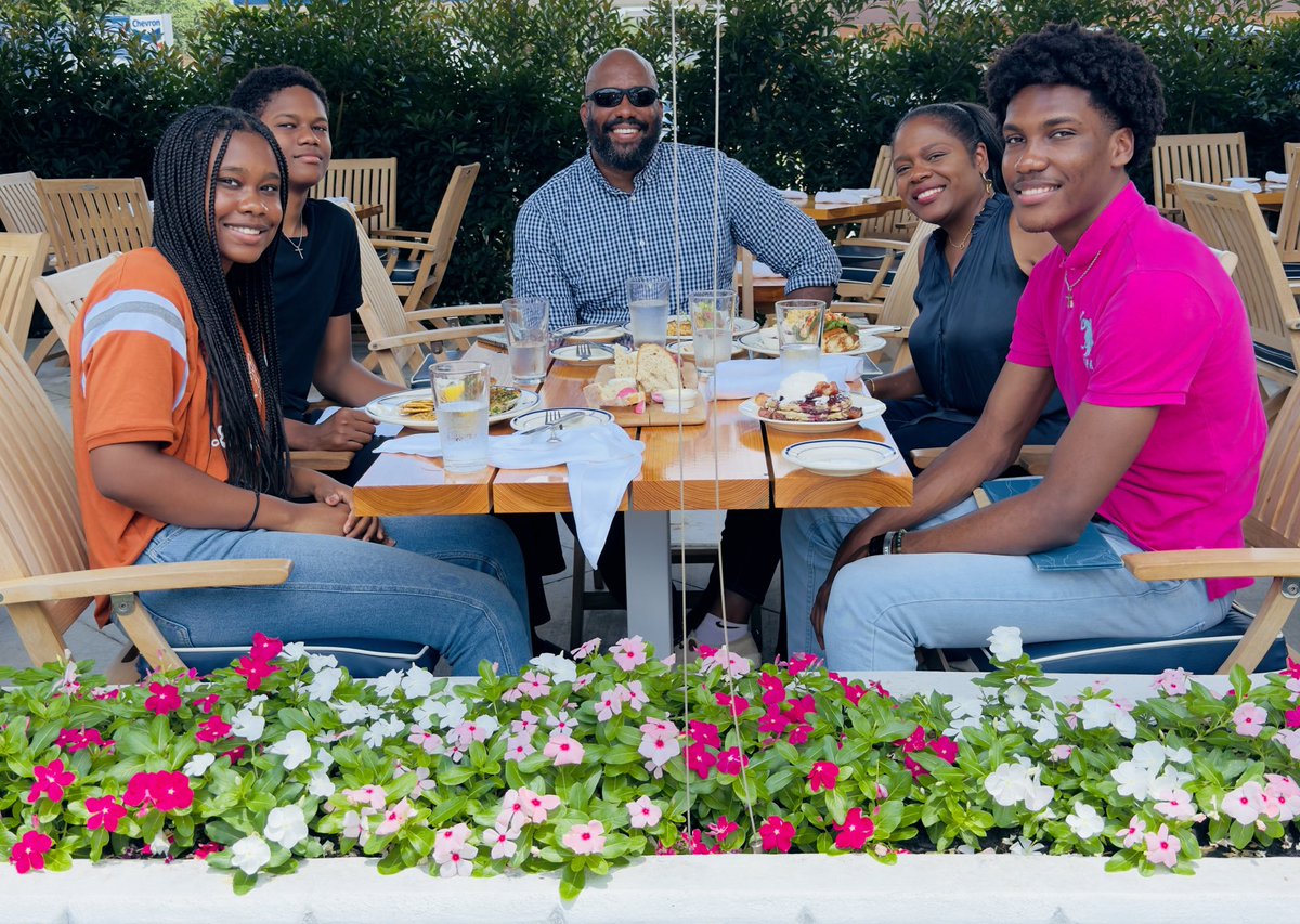 anjuan's tweet image. It’s been a really nice weekend. We ate at Cowboys and Indians yesterday and then went to a Juneteenth concert at Miller Outdoor Theater. Earlier today we ate at Clark’s Oyster Bar and then did putt putt golf with our extended family at Puttery. Good times!