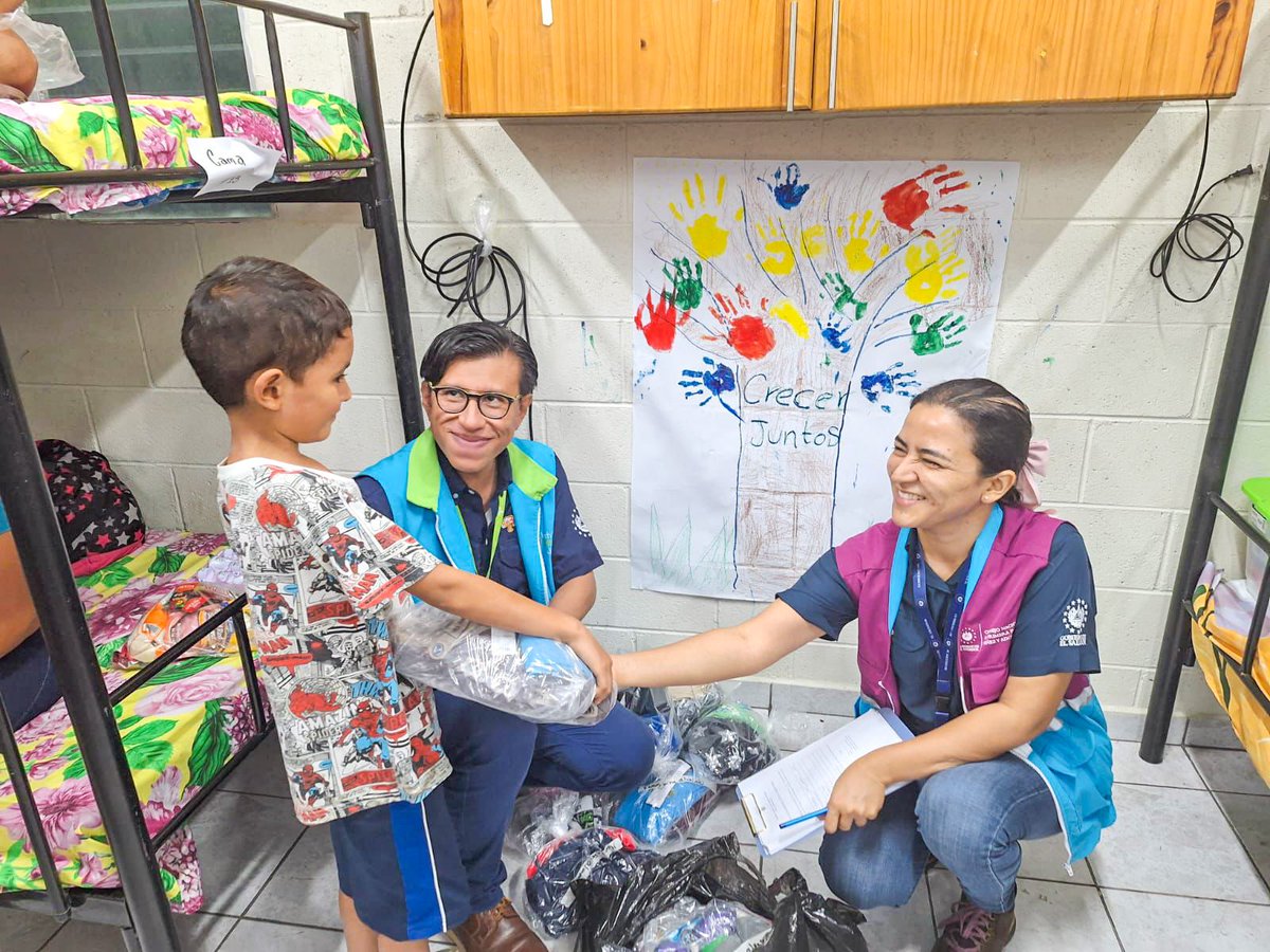 CONAPINA_sv's tweet photo. ¡Ponemos al centro de nuestra labor a las niñas, niños, adolescentes y sus familias! 

Coordinar acciones y trabajar bajo la misma sintonía entre instituciones de Gobierno ha sido la clave para dar asistencia en cada albergue. 

📍 Acajutla, Sonsonate Oeste. 🇸🇻 https://t.co/S8NJdcYso4