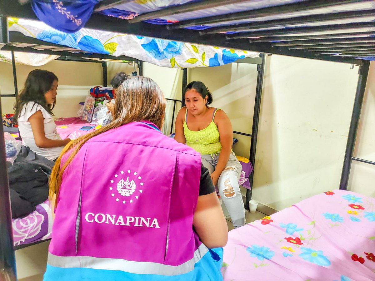 CONAPINA_sv's tweet photo. ¡Ponemos al centro de nuestra labor a las niñas, niños, adolescentes y sus familias! 

Coordinar acciones y trabajar bajo la misma sintonía entre instituciones de Gobierno ha sido la clave para dar asistencia en cada albergue. 

📍 Acajutla, Sonsonate Oeste. 🇸🇻 https://t.co/S8NJdcYso4