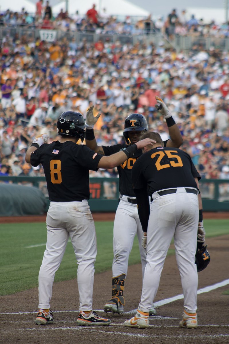LetItFlyLive's tweet photo. VOLS ON TOP❕🍊
The game of homers! @Vol_Baseball stuns @DiamondHeels 6-1 to move to 2-0.
A beautiful day of baseball shared with so many families for a perfect Father’s Day. See you tomorrow! ☀️
#letitflylive #mcws #omaha #omavols #goheels https://t.co/39uwKv7Wde