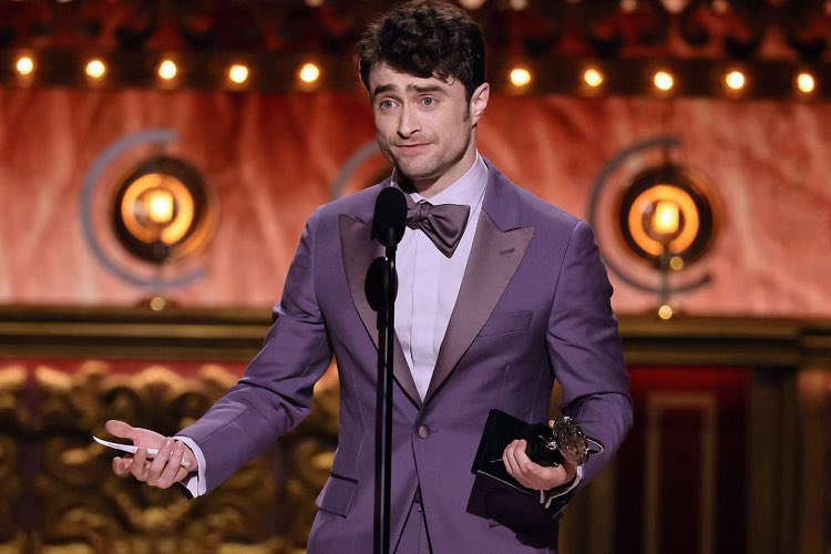 Daniel Radcliffe ชนะรางวัล Tony Awards ครั้งที่ 77 จากการเข้าชิง Best Featured Actor in Musical จากเรื่อง Merrily We Roll Along <a href="/MerrilyOnBway/">Merrily We Roll Along on Broadway</a> ค่ะ

ขอแสดงความยินดีด้วยนะคะ เติบโตมาอย่างดีที่สุด 🥹😭✨