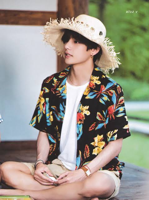 T231866082's tweet photo. Happy Father's Day to Father of Yeontan &amp; THEE Father of Kpop🎉 

Kim Taehyung can rock any floral shirt and any design cos he is global fashion icon !! 

BORAHAE TAEHYUNG

#BTSV #FathersDay #FatherOfKpop #V https://t.co/E912D7Nrzy