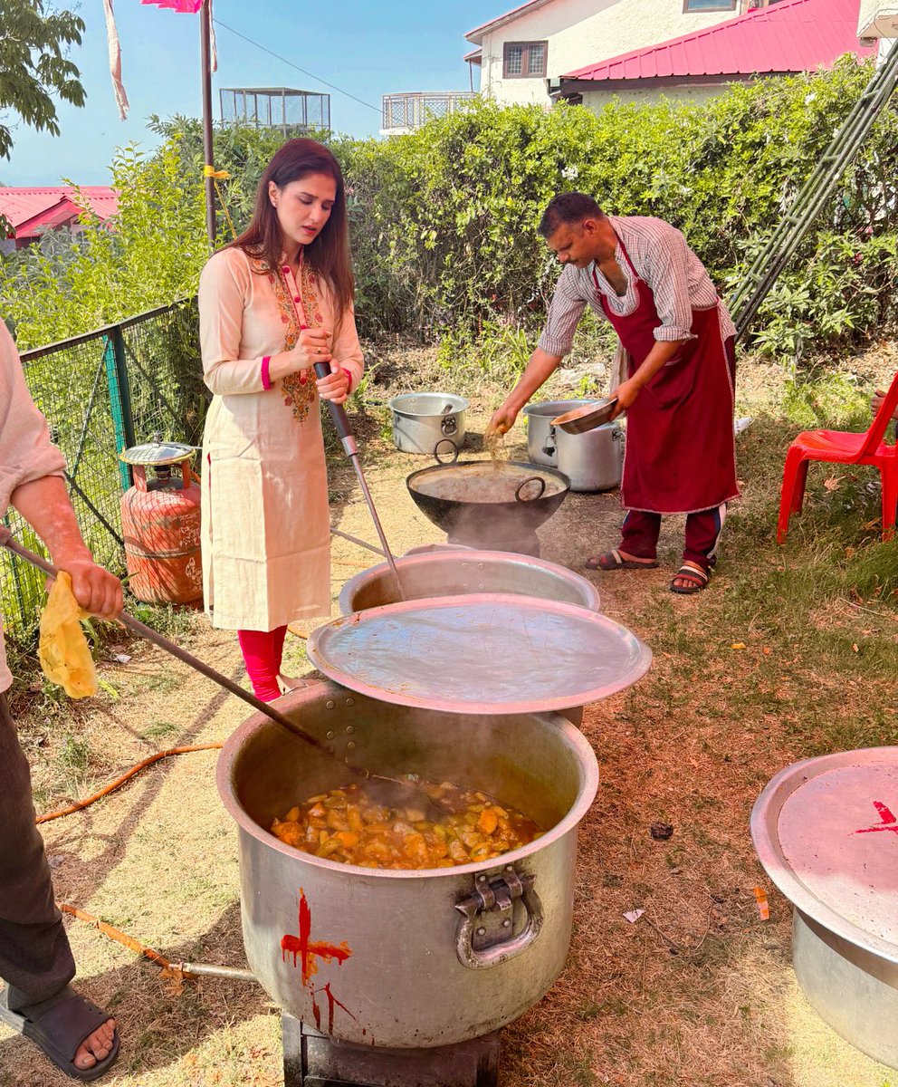 ChefShipra's tweet photo. Being the 7th day of Bhagwat 🙏🏻.. making Bhandara #KangraDham #himachalidham for everyone ( it’s an open invite ). Stay tuned for the menu recipes on Shipra’s Kitchen YouTube channel coming soon ! Feeling blessed 🙏🏻

#himachal #dham #ShipraKhanna #masterchefshiprakhanna ❤️❤️❤️ https://t.co/V81nnvSmkg