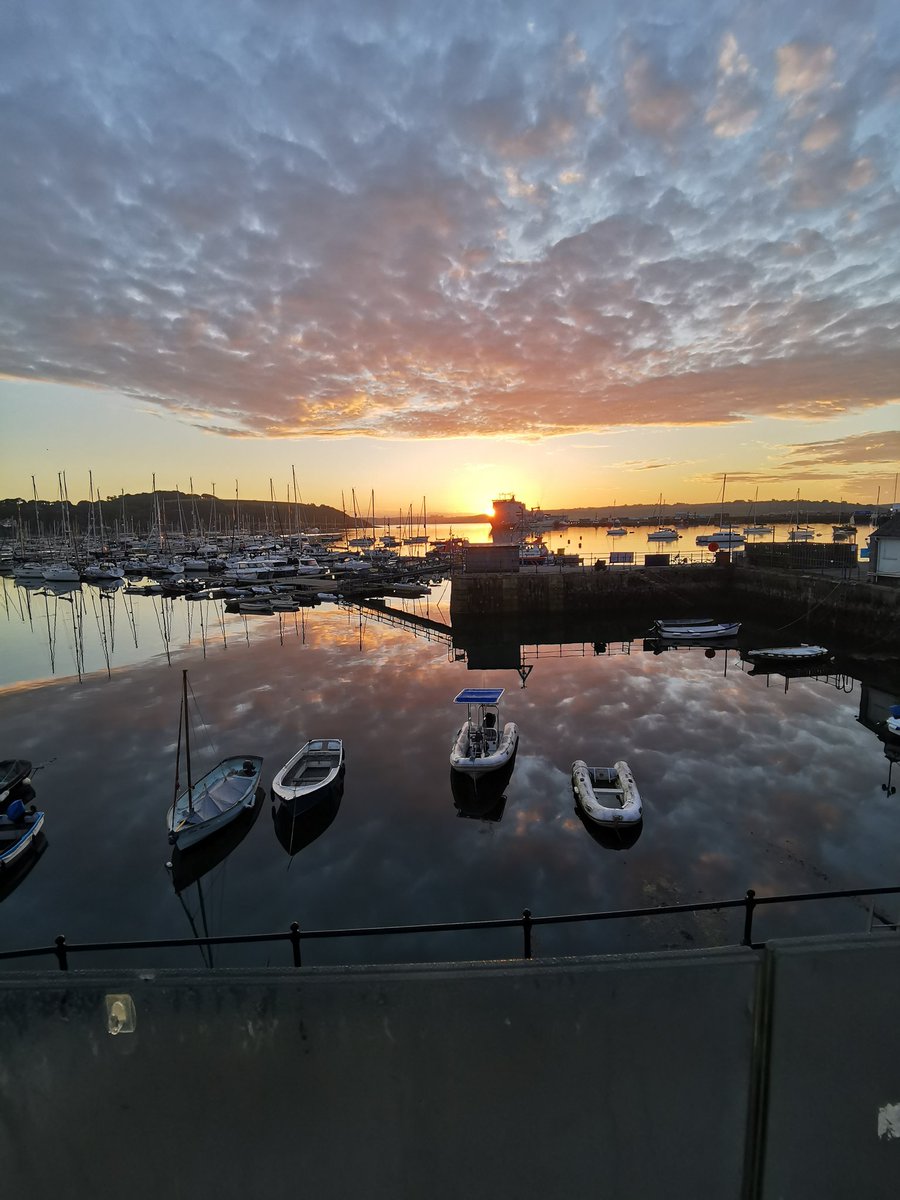 Cornwall_Info's tweet image. Sunrise over Falmouth... a new dawn.