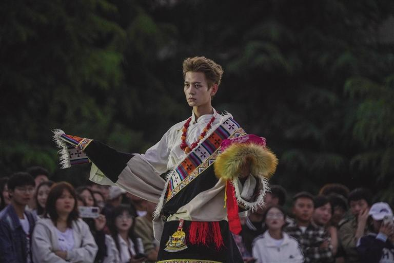 TibetNews11's tweet image. si è tenuta a Lhasa la mostra di #design di laurea dei laureati "Zhuozhuo" del 2024 della serie di celebrazioni per il 50° anniversario dell'#Istituto tecnico e professionale del #Tibet.