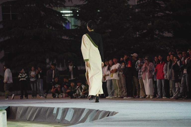 TibetNews11's tweet image. si è tenuta a Lhasa la mostra di #design di laurea dei laureati "Zhuozhuo" del 2024 della serie di celebrazioni per il 50° anniversario dell'#Istituto tecnico e professionale del #Tibet.