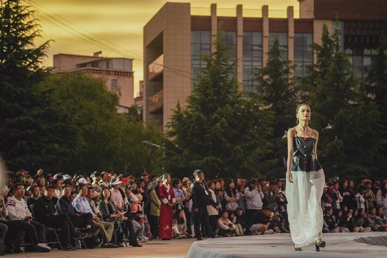 TibetNews11's tweet image. si è tenuta a Lhasa la mostra di #design di laurea dei laureati "Zhuozhuo" del 2024 della serie di celebrazioni per il 50° anniversario dell'#Istituto tecnico e professionale del #Tibet.