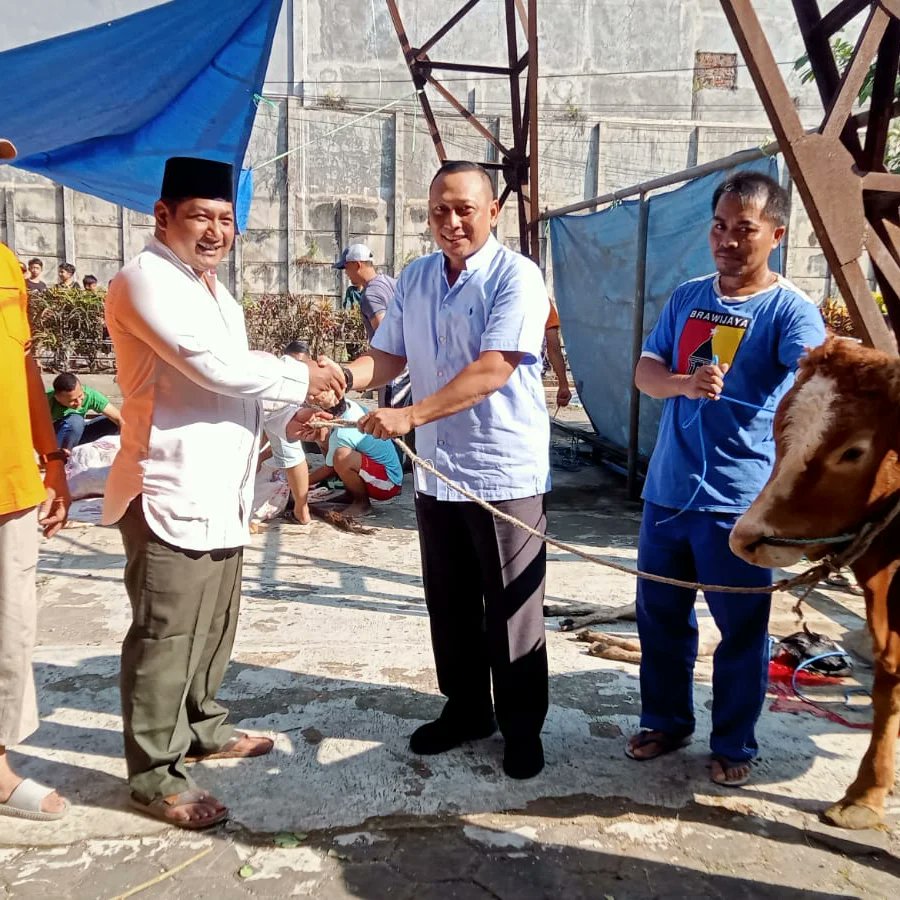Bulletin083's tweet photo. Dalam perayaan Idul Adha 1445 H/2024 M, Korem 083/Bdj menggelar Sholat Idul Adha di Lapangan Brawijaya Rampal Kota Malang. Dipimpin oleh KH Abdus Shomad dan bertema *"Semangat Berkurban untuk Ketaatan dan Kepedulian kepada Sesama"*, dalam acara ini Danrem 083/Bdj https://t.co/uH2bqAbqNP