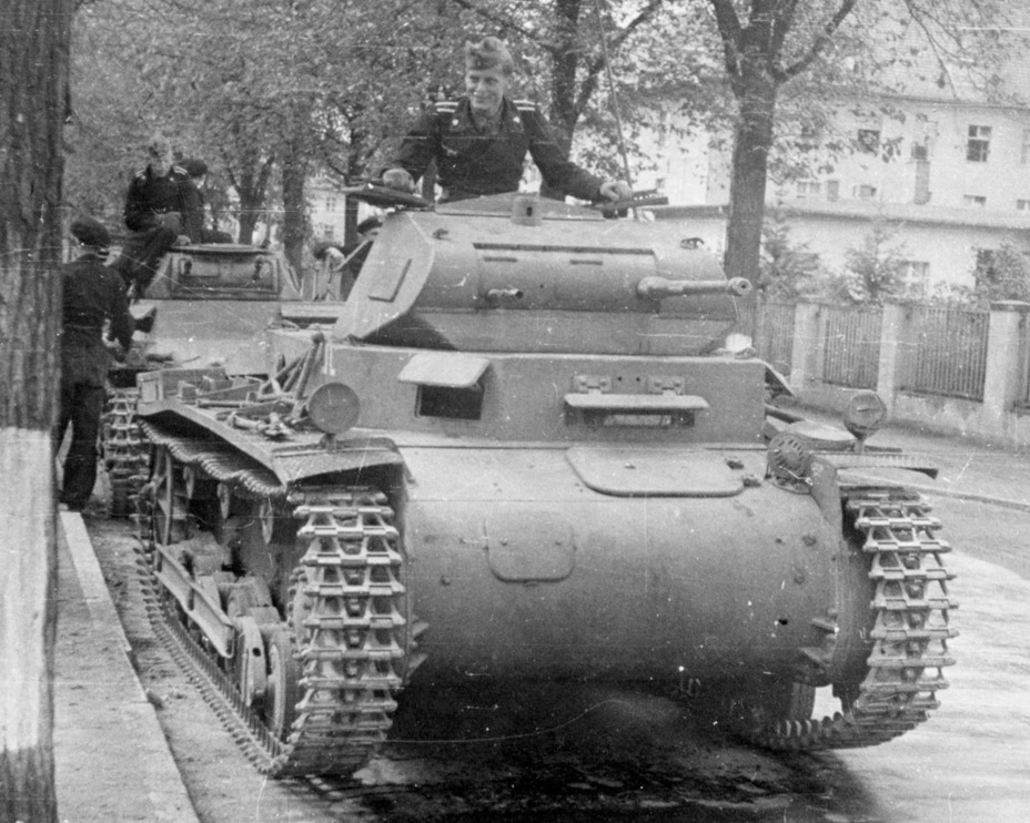 Discussion of mass production of the Pz.Kpfw.II began #OTD in 1936. 100 tanks were ordered and plans were made for additional series of 400 more tanks of this type. #tanks #history