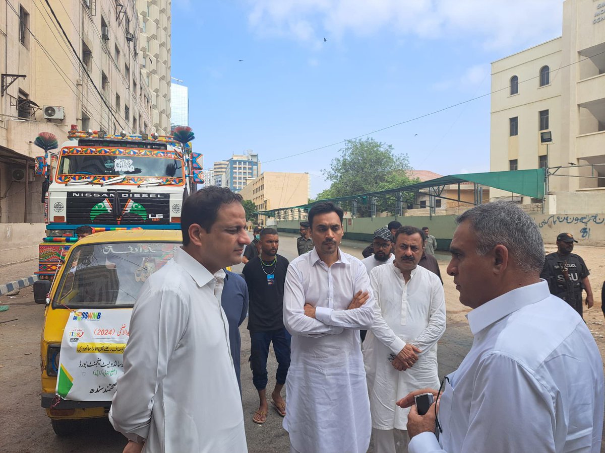 murtazawahab1's tweet photo. میری طرف سے آپ سب کو بڑی عید بہت مبارک۔ آلائشوں کو اٹھایا جارہا ہے۔ سولڈ ویسٹ کی ٹیم گھر گھر سے آلائش کو اکھٹا کرے گی۔ آئیے اپنے شہر کو صاف رکھنے میں ہماری مدد کریں https://t.co/mI89nSFOLa