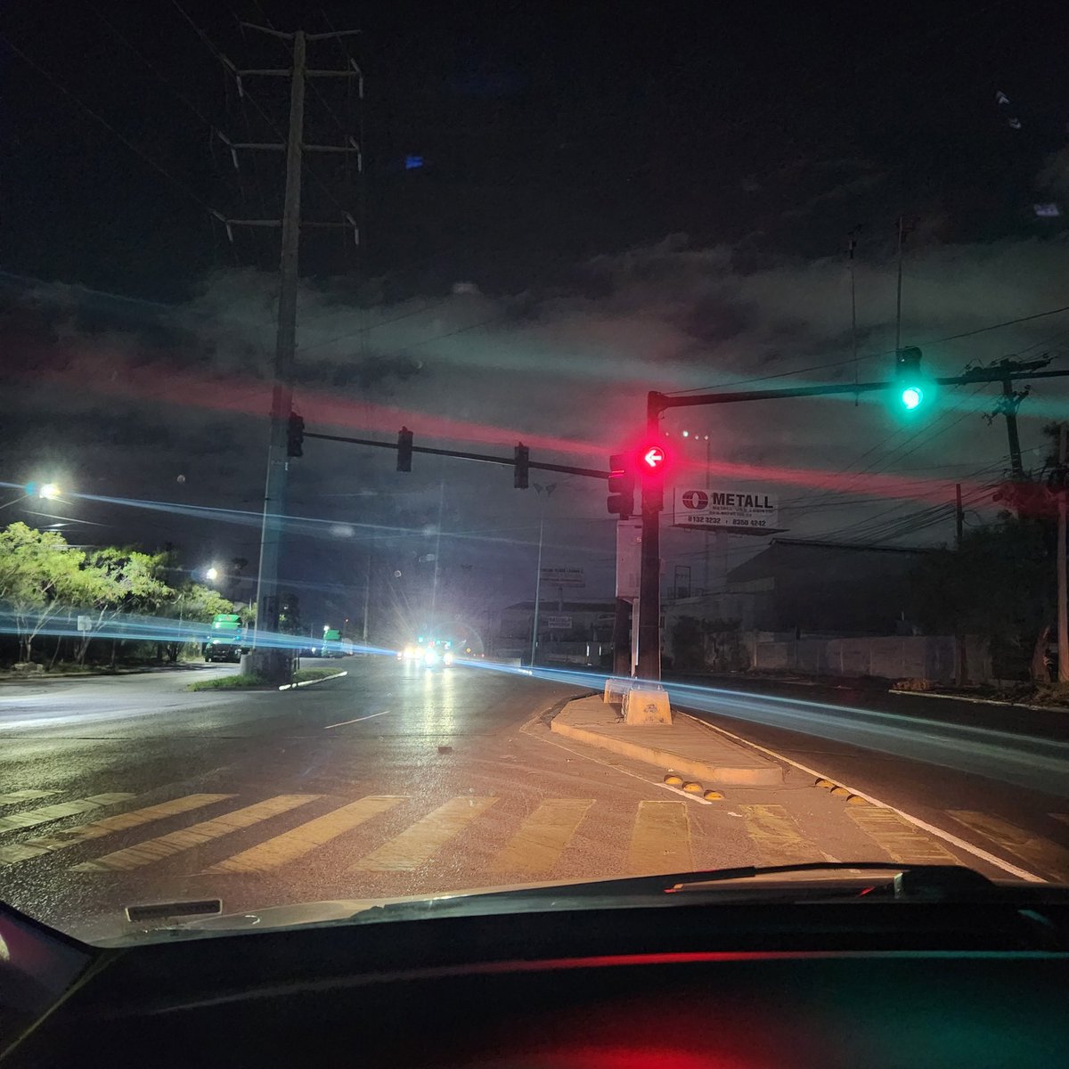 Micke_Gtz's tweet photo. @AldoCTovar @ComunidadMTY @mario_alum_sn Buenas noches, ahora ya no encienden las luminarias centrales. Foto en Av. López Mateos cruz con Emilia Lagrange S. Falla entre Av. Conductores y Av. Juan Pablo II. https://t.co/OCMlv28TSh