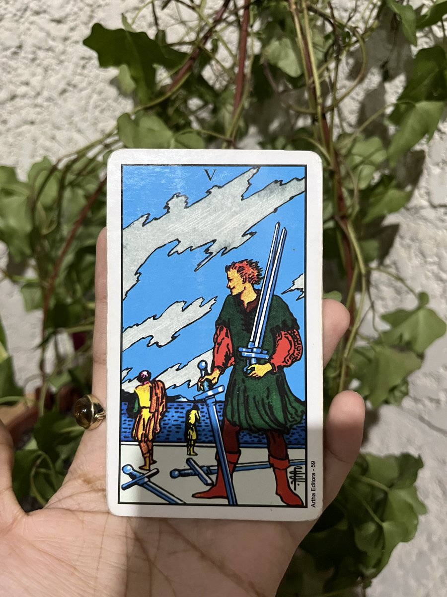tarotdamaria's tweet photo. ♈︎ gostosa de áries,

✹ o que esperar dos próximos 15 dias?

você pode aprender com seus erros ao invés de se crucificar por eles. já tem gente demais que enche o seu saco, não seja mais uma dessas pessoas. sacode a poeira e segue em frente, gostosa. gente pra te atazanar vai continuar ali mas é só não dar trela. foca nos seus problemas. de tanto se comparar com os outros, a gente se sabota. solução rápida não vamos ter.  preste atenção na sua jornada e no seu esforço. não desmereça o quanto você já conquistou