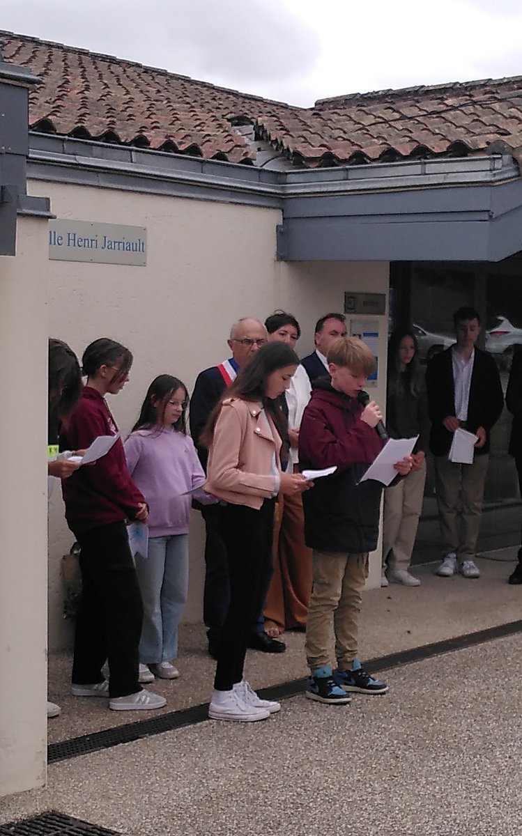Merci aux Merliens qui se sont mobilisés un samedi matin pour prendre part à la cérémonie commémorative en l'honneur de Valentine GERMAIN et Henri JARRIAULT, résistants d'AZAY/THOUET qui ont donné leur nom à l'école et à la salle commune. #engagement cc <a href="/DSDEN79/">DSDEN Deux-Sèvres</a> <a href="/DeuxSevres/">79 le Département</a>