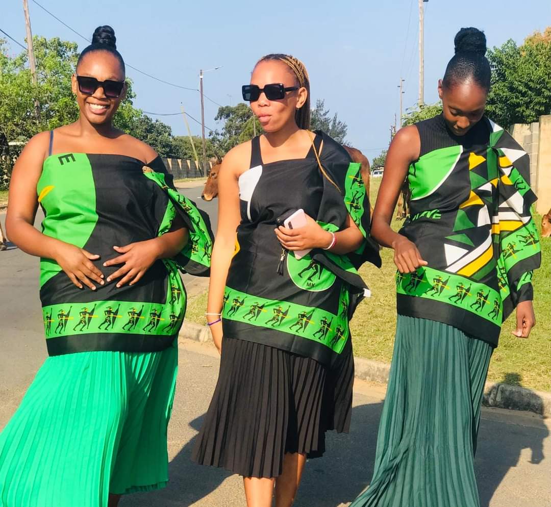 busiswa_buciie's tweet photo. President Zuma our Jesus his summoning us.Tell your neighbor, child, parents or guardian to come meet the people's President at eSbanini Sports Grounds. Let's intensify the struggle for our libration. 🖤💚✊🏾

#DANC #MKParty Dali Mpofu Mbalula Ramaphosa Helen Zille Electoral Court https://t.co/TKjQ3Ln5cR