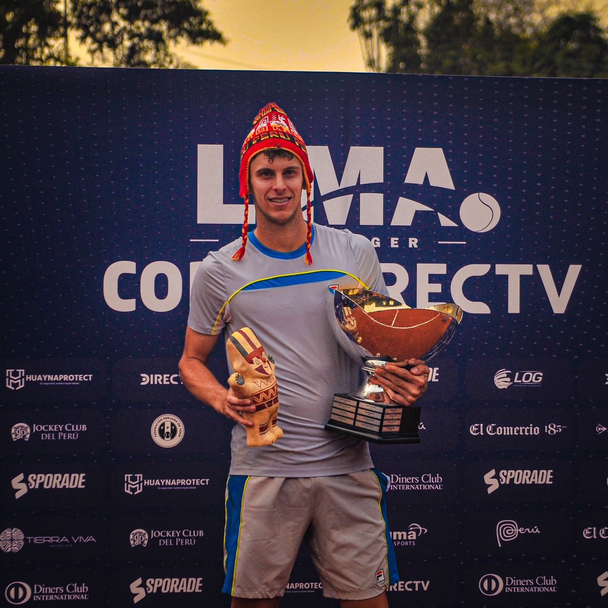 AATenis's tweet photo. Miren quién volvió a levantar un trofeo 🏆🤩

@juanmacerundolo se consagró en el Challenger 50 de Lima 🇵🇪 y consiguió su 7º título Challenger, el 1º desde el Challenger de Tigre II, en enero de 2023 👏

¡Felicitaciones, Juanma y equipo! A seguir 💪 https://t.co/kM7fPHn8yw