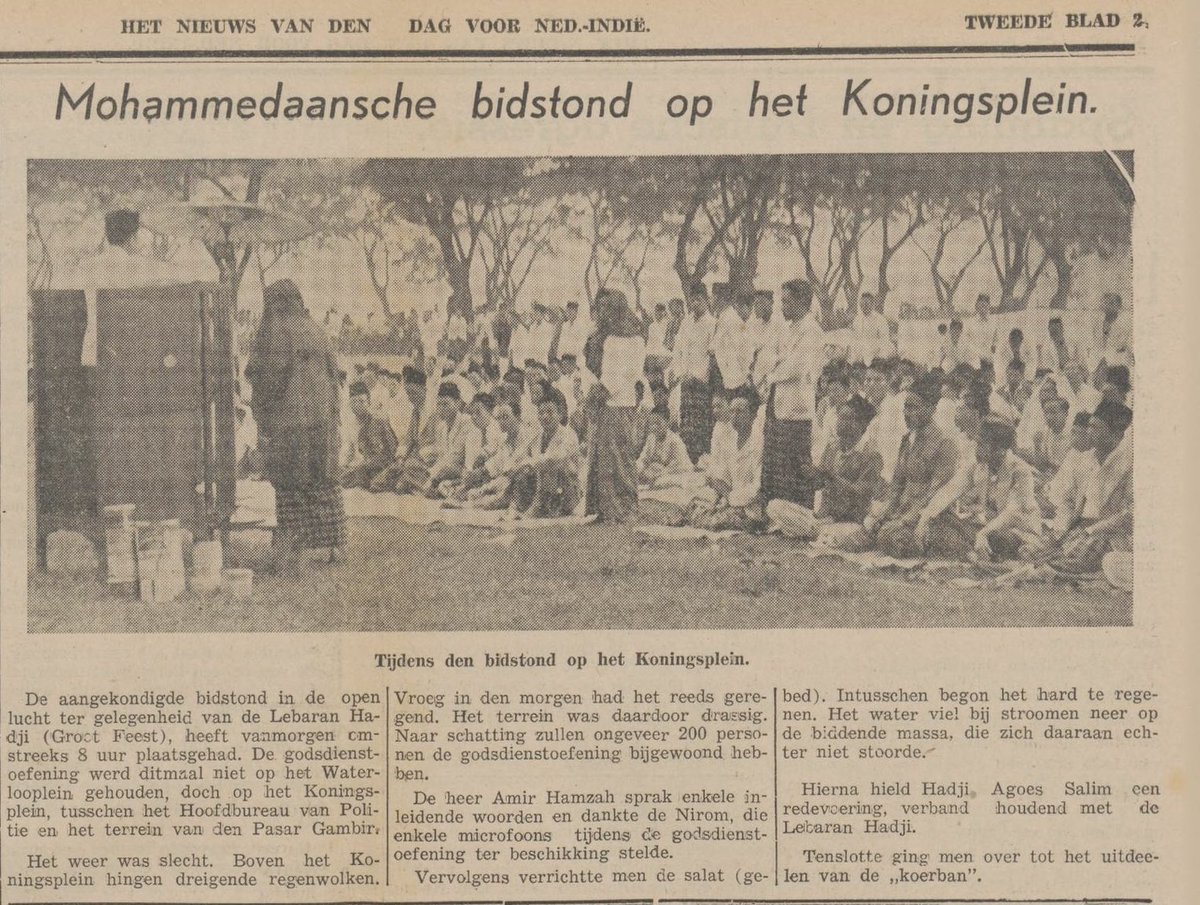 Idul Adha di bawah guyuran hujan deras.
22 Januari 1940 dalam koran Het nieuws van Nederlandsch Indië mengabarkan “Lebaran Hadji” di Koningsplein (sekarang Monas). Saat sholat, hujan turun semakin deras tapi 200 orang jamaah tetap khusyuk tak ada satu pun bergerser atau pergi.