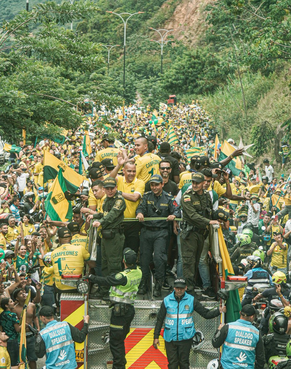 Juezcentral's tweet photo. Foto espectacular. El recibimiento al Atlético Bucaramanga, tras conseguir su primer título en la historia. 

El equipo de Rafa Dudamel no se olvidará jamás. https://t.co/zza1y0ZSy3
