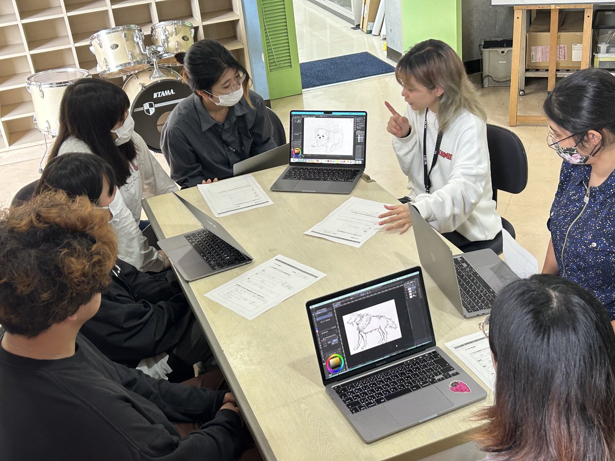 MGnet_ida's tweet photo. 生物キャラクターデザインの授業中の様子！同じクラスの学生からランダムで配られたオーダー書を持ち寄りラフを描いてグループで意見交換！他の人から意見を聞き完成まで制作します✒️#IDA #IDA_MD #専門学校 #沖縄 #manga #illustration https://t.co/JgXK1Q1fCz