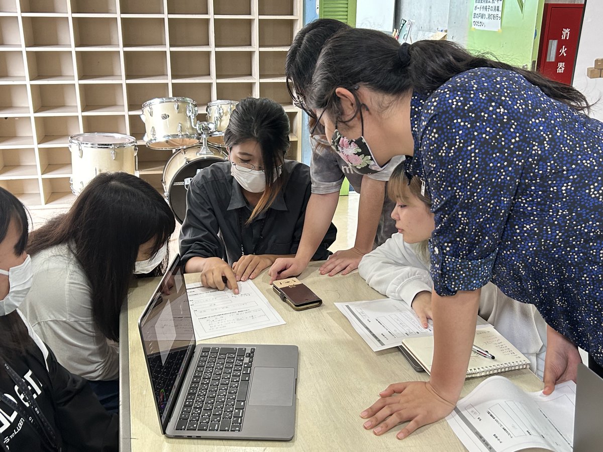 MGnet_ida's tweet photo. 生物キャラクターデザインの授業中の様子！同じクラスの学生からランダムで配られたオーダー書を持ち寄りラフを描いてグループで意見交換！他の人から意見を聞き完成まで制作します✒️#IDA #IDA_MD #専門学校 #沖縄 #manga #illustration https://t.co/JgXK1Q1fCz