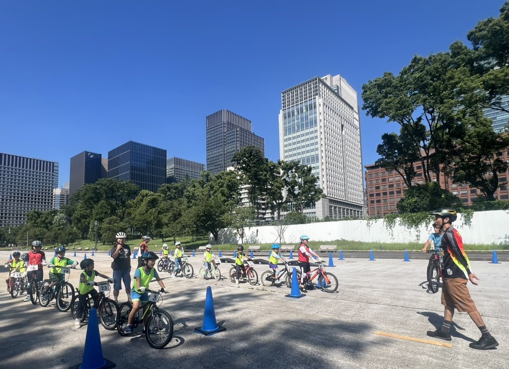 baa_news's tweet photo. BAA皇居外苑自転車教室ご参加ありがとうございました。
次回9月29日のエントリー開始は9月2日午前10:00頃を予定、ご参加お待ちしております。
https://t.co/v3QeduKOCy
#自転車協会 #BAA #SBAA #自転車 #自転車店 #自転車活用推進 #自転車デビュー #皇居外苑 #自転車教室 #子ども #無料 https://t.co/6T1AeQl6UR