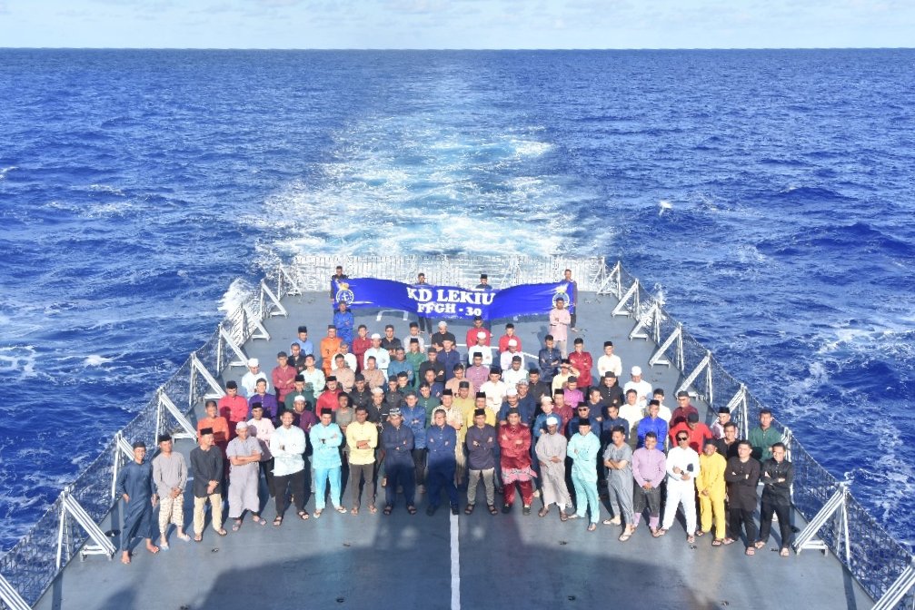 tldm_rasmi's tweet photo. Salam Aidiladha daripada LeQ Fighters di Lautan Pasifik.
#NavyPeople
#Aidiladha1445H
#TLDM90
#SediaBerkorban https://t.co/AfO6OEMN2P