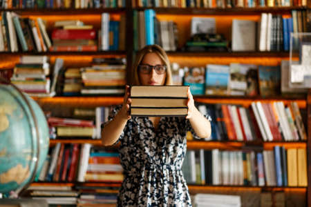 Compre libros, descárguelos. Busque la forma de edificarse, adquirir conocimientos, avanzar, crecer o actualizarse en lo que ya sabe. Pero invierta su dinero y su tiempo en algo que edifique!