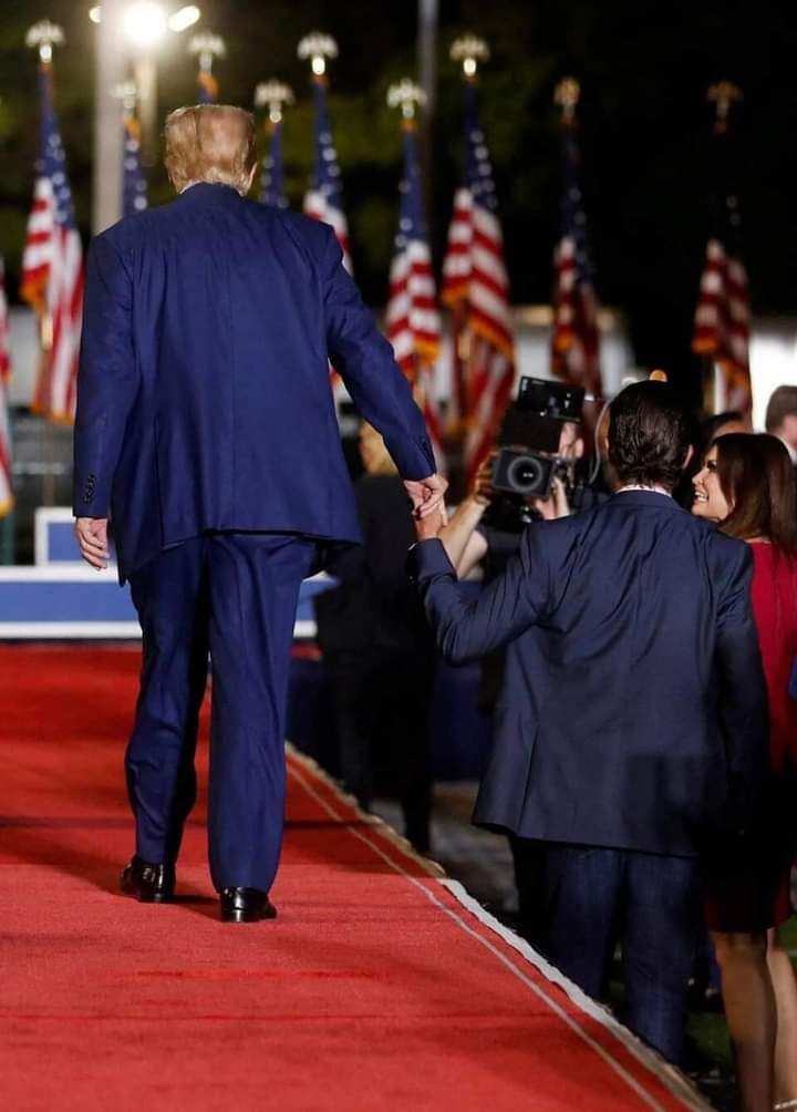 acnewsitics's tweet image. Wow, Obama had to hold Biden's hand to take him off the stage. 🙄