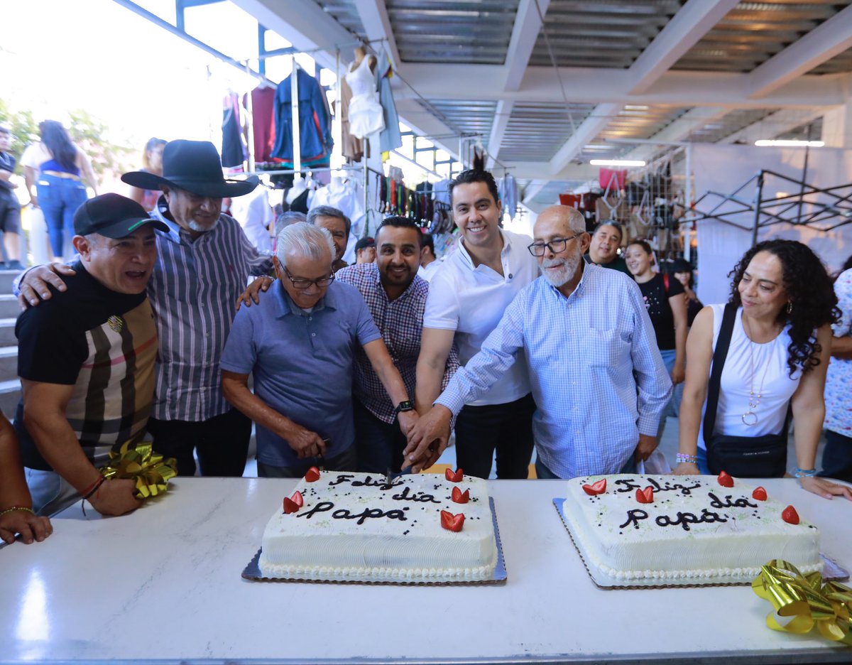 FeliFerMacias's tweet photo. Domingo en las nuevas instalaciones del Tianguis de la Cruz y festejando el #DíaDelPadre🙌🏼

Para construir el mejor Querétaro de la historia, vamos a impulsar el comercio local y trabajar en equipo para mejorar la economía de las familias. https://t.co/R96bq07UqQ