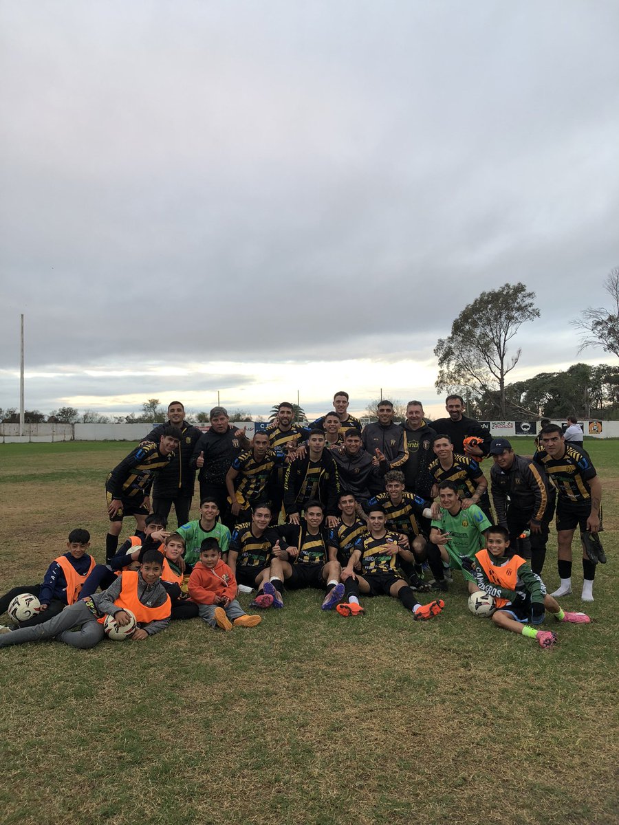 EL NEGRO A SEMISSSS 🥳

CCAO - 3
CUYJ - 1

🖤 ¡Vamos los pibeeeees! 💛