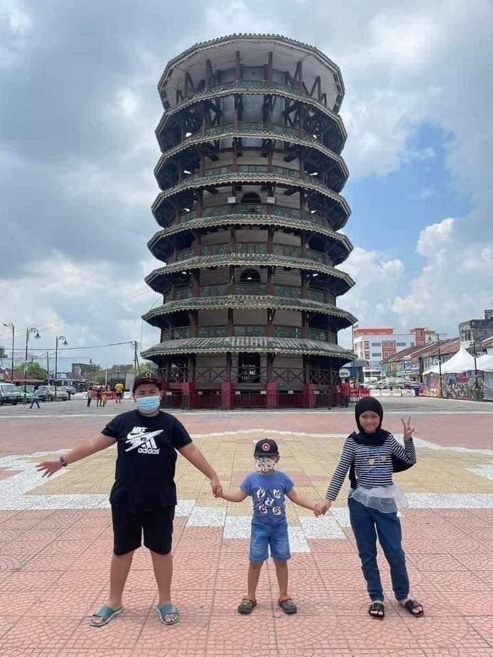 MalaysianFoods's tweet photo. Bercuti keliling 1 Malaysia dalam Masa 10 Hari!!

Misi round satu Malaya!!

Total : 2192KM jalan darat
kenderaan : CRV 2010
belanja total : RM3+++
masa : 10 Hari 9 Malam

MAKAN-MAKAN
- lebih 50 jenis makanan kami try, nanti sy post 1 cerita tentang makan2 kami..

MENYUSURI PANTAI
- dpt menilai Pantai yg paling bersih & tercantik, boleh dimandi iaitu pantai cherating Pahang

CHECK-IN HOTEL
- dari chalet, hotel bajet, apartment dan mcm2 hotel kami telah rasai, plg penting bilik bersih..konfirm selesa nak tido setelah selesai jln jauh, kemudahan kolam gak bgus supaya ade xtvt utk anak2

BAWA 4 ORANG ANAK
- anak sy berumur 11,10,7 dan 5 tahun..smua dah beso, nak tido selesa, nak makan banyak, jd perancangan awal sgt penting..mkn byk sgt mabuk muntah pulak, mkn sikit sgt merengek lapo plak

PEMANDANGAN INDAH DI NEGERI ORG
- paling cantik Terengganu, paling mencabar jln belit2 Kelantan, paling jem Penang, paling xde org Perak, paling byk makanan Terengganu, paling Maju Penang, negeri lain yg sy x g xleh nak komen