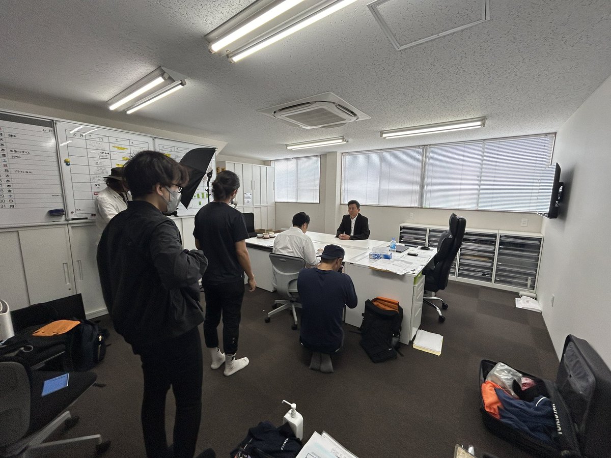 vip_fukuroi's tweet photo. おはようございます 広報大森です🌳🌳
本日とある雑誌の取材やってます!📸
慣れない撮影に少し緊張ですが、撮影陣の皆様のお陰でイイ感じに進んでいます👏
#企業公式つぶやき部 #企業公式相互フォロー #広報担当と繋がりたい #静岡県 #袋井市 #取材 #雑誌 #鉄筋工 #visionista https://t.co/MGDXyohDHP