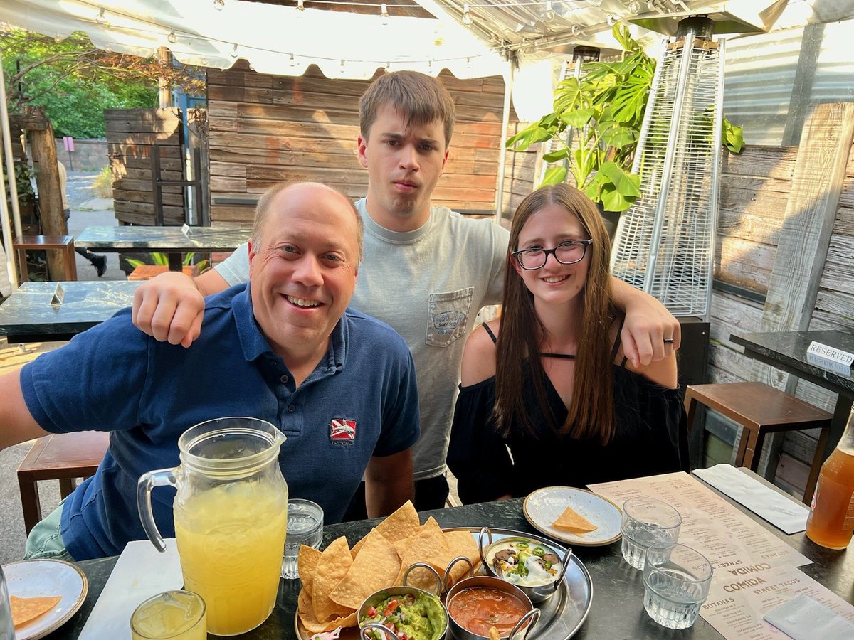 MattWRhoades's tweet image. #FathersDay #Fathersday2024 #twittersupperclub grilled Mahi and chili oil in squid ink tacos and my 2 favorite children