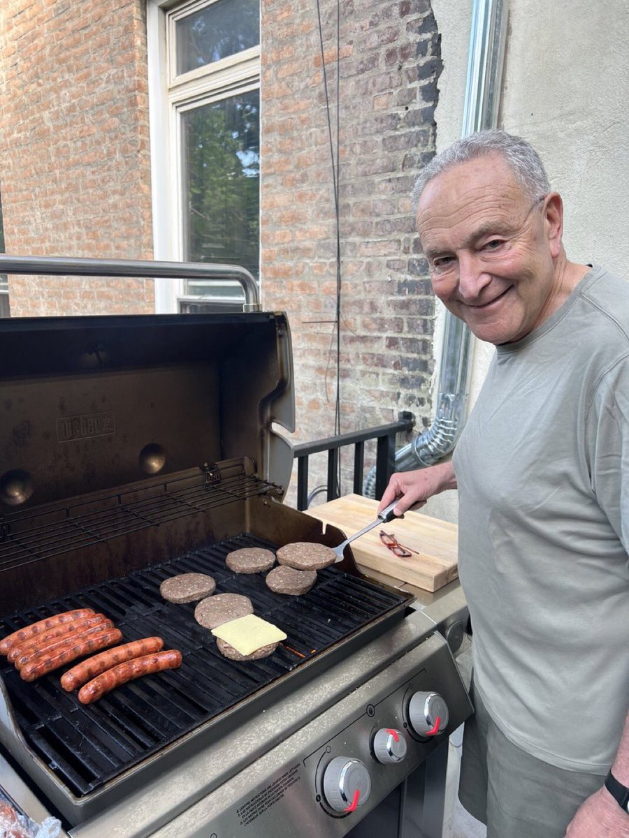 SirMaejorATL's tweet photo. 🚨 NOT LIKE US: Not Senator Chuck Schumer grilling frozen burgers with cheese on top.
Usually your supposed to wait until the burgers are done before you put cheese on your burgers…..It must be a Kosher thing
#ChuckSchumee #SenatorSchumer https://t.co/dxu6mE8MU4
