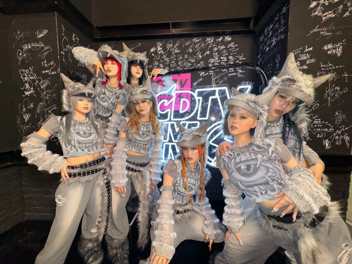 #CDTVライブライブ
今夜も激アツLIVEをお届け⚡️
本番直前ショットで実況中だよ📸

このあとは
世界で活躍中の日本人グループ
#XG が番組初登場！

5か国で1位を獲得した
「WOKE UP」をフルサイズでテレビ初披露💃

#TBS