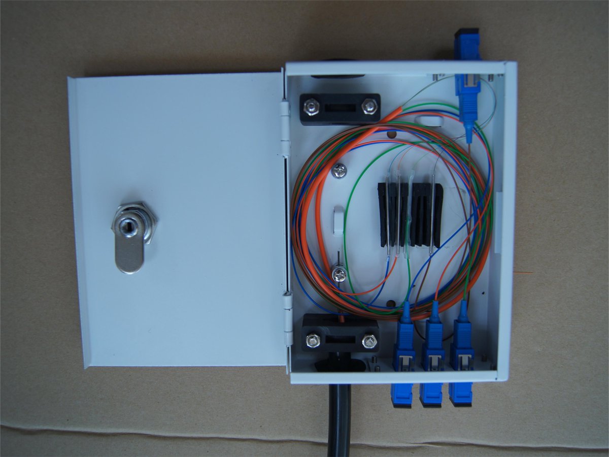linaliu06981315's tweet image. FTTx mini termination box is designed specially for FTTx application, which suits for jointing fibers pigtail and it protects fiber optic splices and helps in fiber distribution.
#FTTx #fiberopticsplices #FiberOpticTerminalBox 
WhatsApp: +86 137 9442 8448
Email: csto@cgzcst.com
