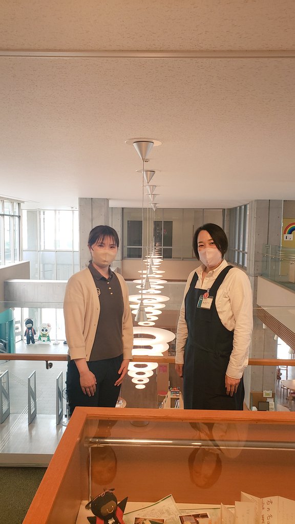 HitsFM765's tweet image. こんにちは🌱
ナビゲーター 服部和子です。

今日 13:30～  #Enrichyourlife  #飛騨市図書館のススメ お届けします♪

 #飛騨市図書館  #副館長 の西倉さんと  #司書 の柚原さん♬.*ﾟ

今日は  #神岡図書館 の特集について。
楽しいお話ありがとうございます!!

 #飛騨市  #古川  #hitsfm765