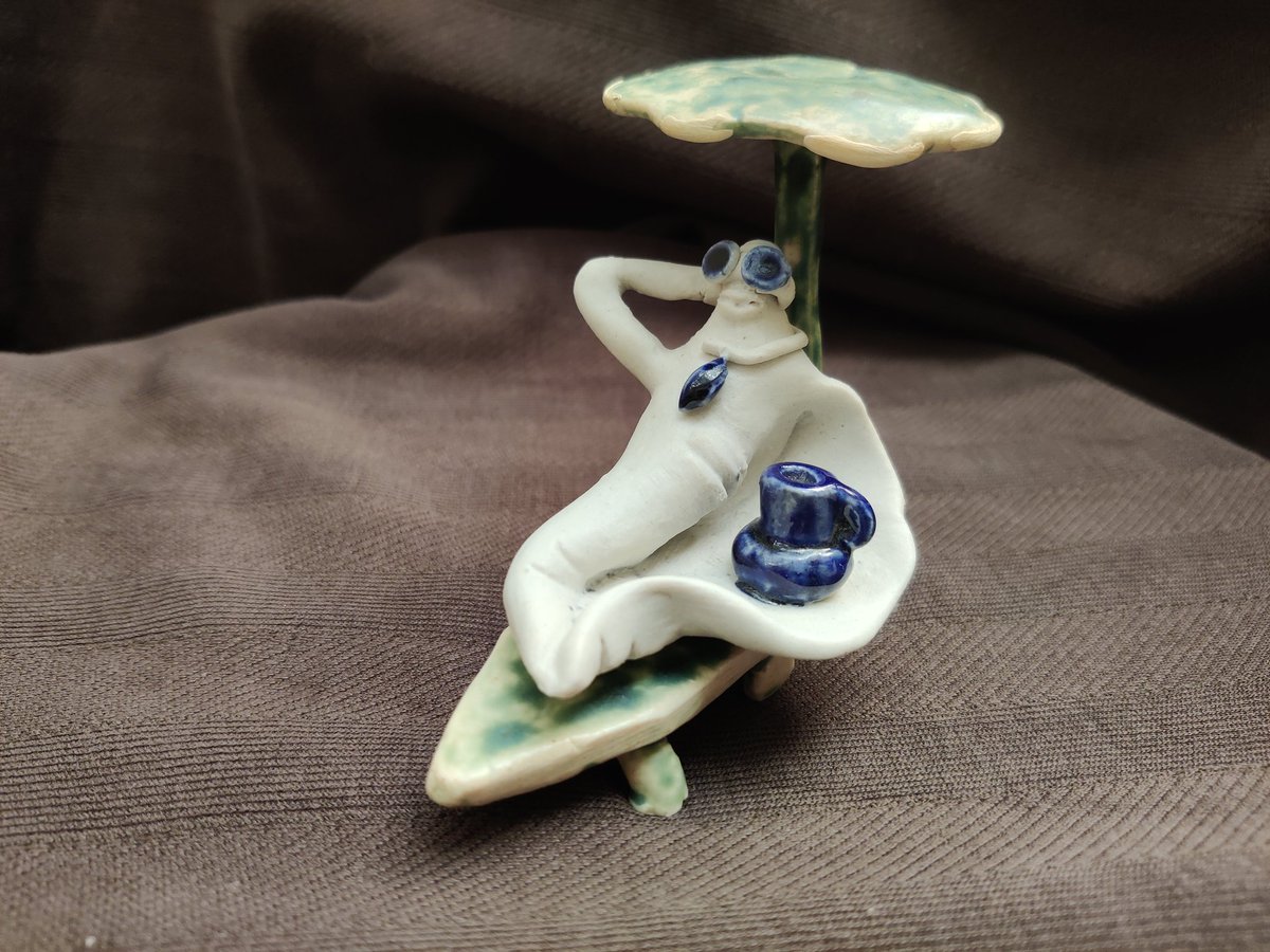 GOOD MORNING beautiful family, hope everyone is healthy and doing fantastic 😊.

Have a wonderful day from my miniature, tiny ceramic sculpture.
Relax and enjoy