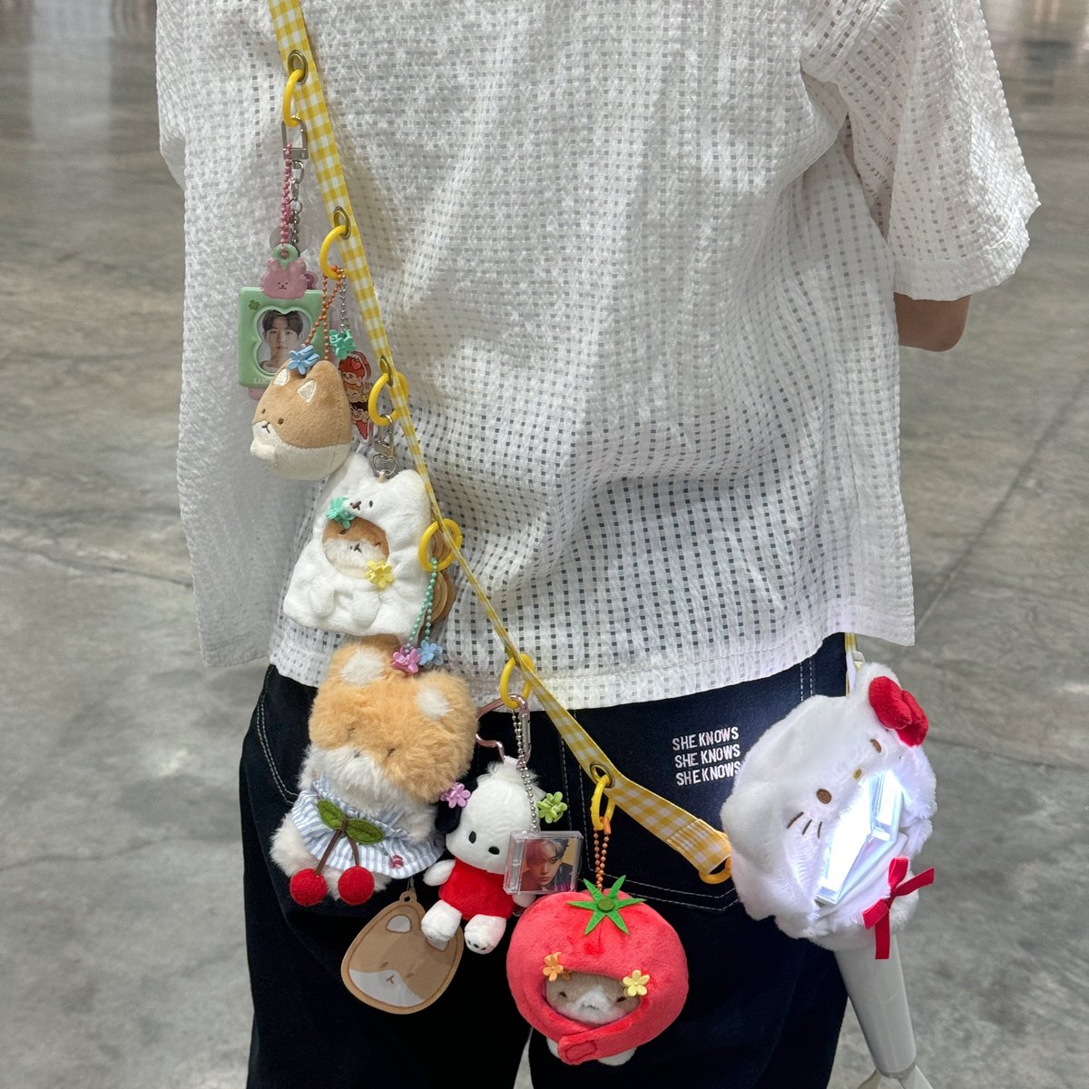 best_in_seoul's tweet photo. พาเด้กๆไปชมมหรสพคุมพ่อ 🍓₊ ⊹ สายคล้องแบบมีห่วงน่ารักสุบๆๆๆ ˖⁺ ⑅🤏🏻

#BBHLonsdaleiteinBKK
#2024BAEKHYUNASIATOURinBKK https://t.co/Hu6FIwef7u