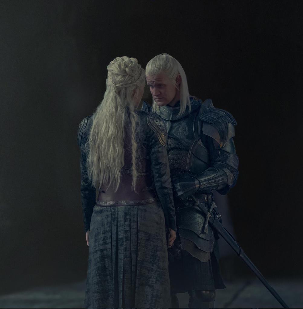fuckolsenn's tweet photo. daemon: "vamos pra king's landing."
rhaneys: "para que?"
daemon: "matar vhagar. não posso encarar aquela puta velha sozinho. com nossos dragões juntos podemos matar a vhagar e o montador."

confirmando o óbvio que meleys e caraxes são os dragões mais fodas de #HouseoftheDragon https://t.co/nsLJeysjFR